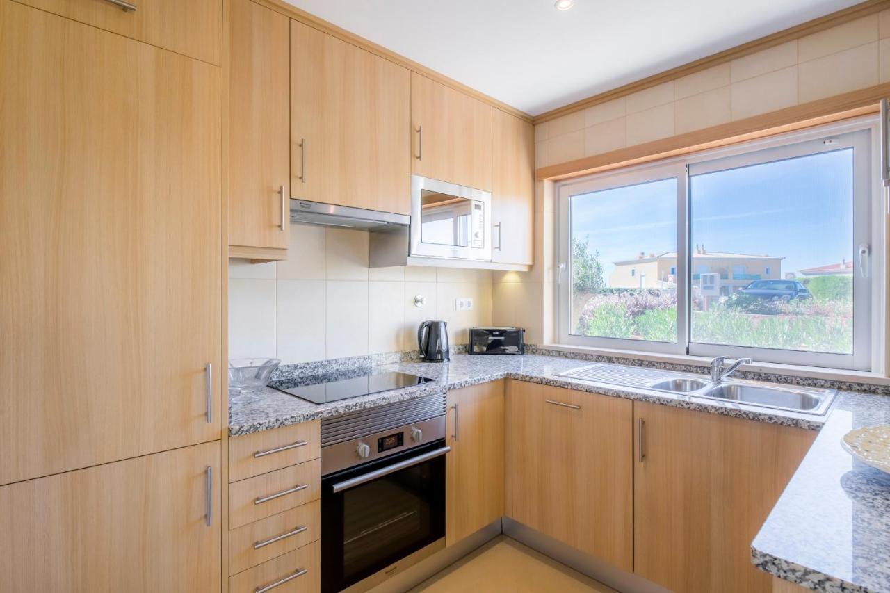 บัววิสตา กอล์ฟ แอนด์ สปา รีสอร์ต Hotel ลากอส ภายนอก รูปภาพ A typical kitchen in a serviced apartment