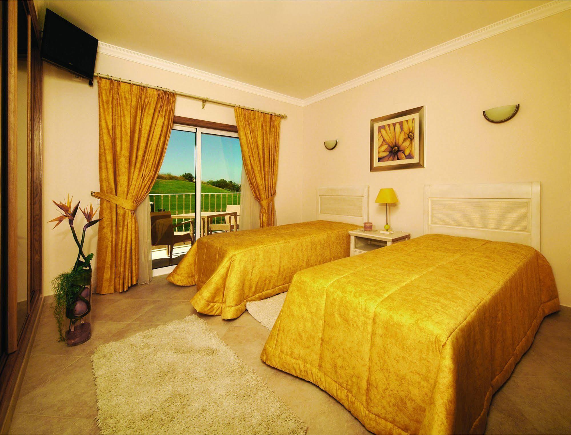 บัววิสตา กอล์ฟ แอนด์ สปา รีสอร์ต Hotel ลากอส ภายนอก รูปภาพ A bedroom at the hotel