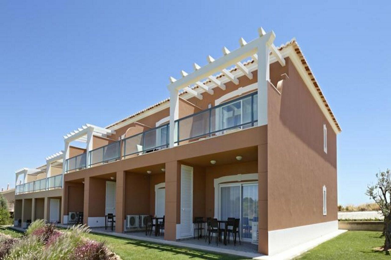 บัววิสตา กอล์ฟ แอนด์ สปา รีสอร์ต Hotel ลากอส ภายนอก รูปภาพ A typical apartment in the complex